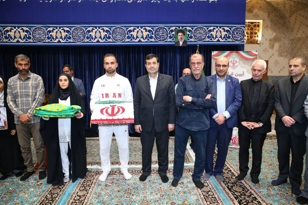 محمود خسروی وفا احمد دنیامالی زهرا کیانی فاضل اورتراچالی بدرقه پرچمداران کاروان «فرشته‌های میناب» در رواق الذکر حرم رضوی