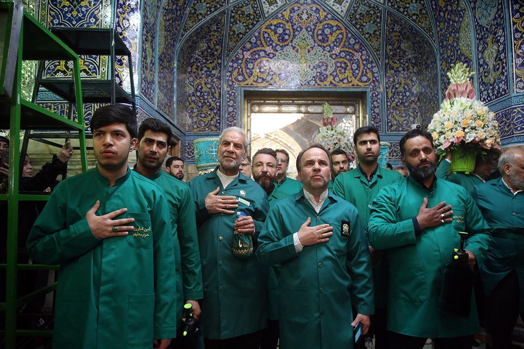 گل‌آرایی ضریح مطهر حرم حضرت معصومه(س) در آستانه آغاز دهه کرامت
