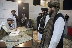 ادای احترام مقامات و مسئولان خارجی به پیکر امام شهید 