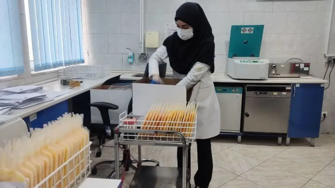 انباشت ۲۵۰ هزار لیتر پلاسما پشت درِ سردخانه انتقال خون؛ داروی‌های حیاتی گروگان بدهی‌ها