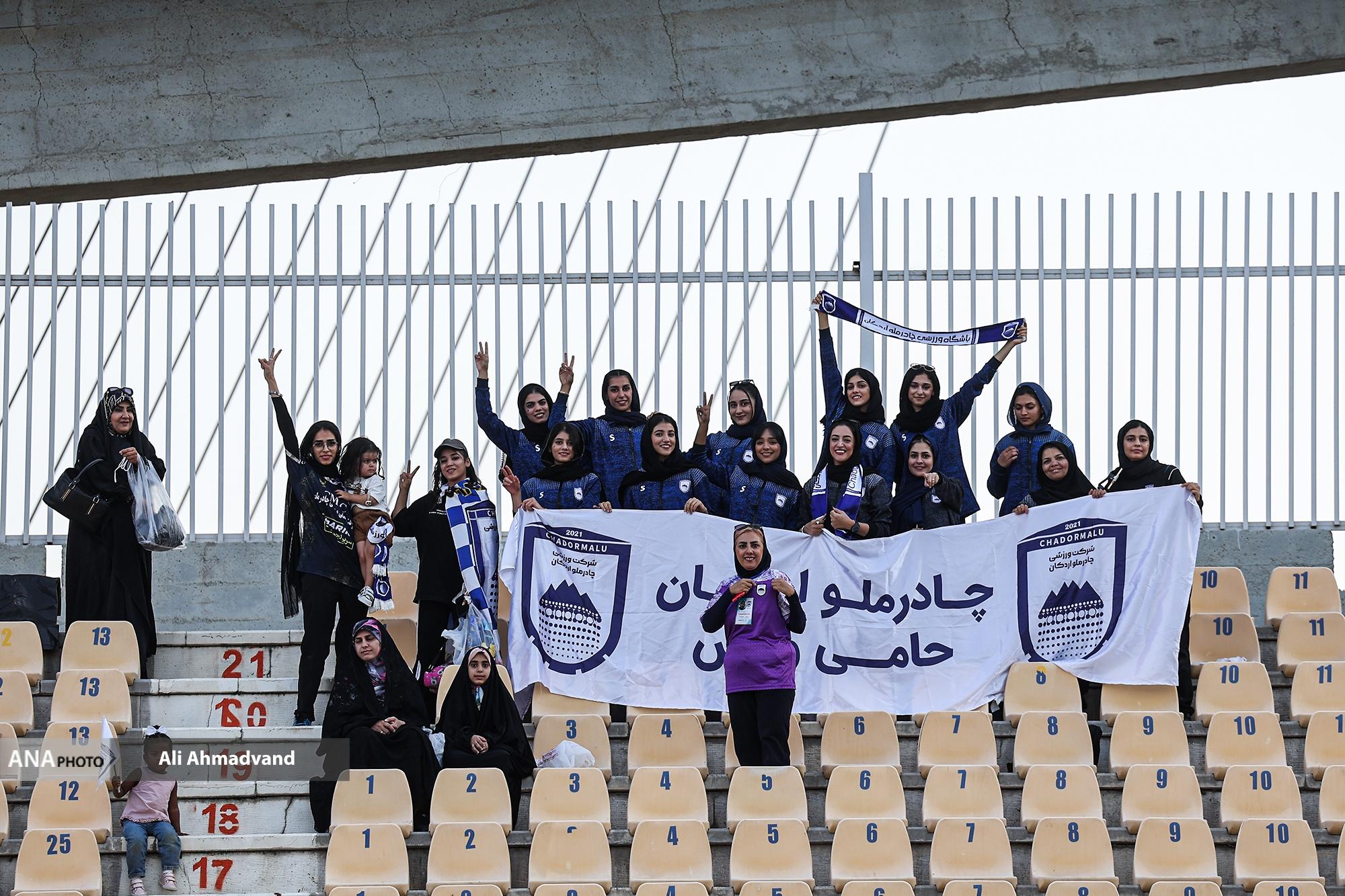 از کیفیت بد چمن ورزشگاه تختی تا پرتاب بطری تماشاگران پرسپولیس به سمت هاشمیان و بازیکنان+فیلم