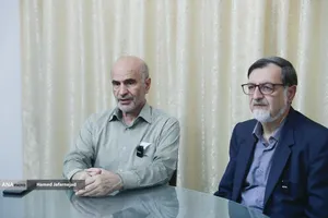  سیدمحمدرضا بهشتی فیلسوف و استاد فلسفه دانشگاه تهران و فرشاد مومنی اقتصاددان، استاد اقتصاد دانشگاه علامه طباطبایی و رئیس مؤسسه دین و اقتصاد در نشست خبری دومین جایزه استاد عالی نسب