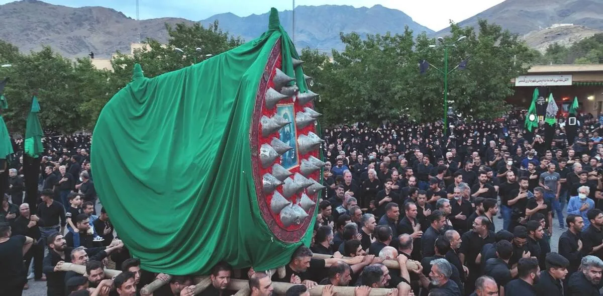 نخل‌هایی که روی دوش گلاب‌گیران عزادار معنا گرفتند +فیلم