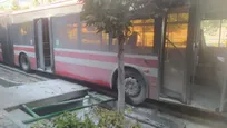 حرکت ناگهانی اتوبوس متوقف‌شده در خیابان ولیعصر؛ برخورد با ۵ موتورسیکلت و ۲ خودرو/ ۶ نفر مصدوم شدند