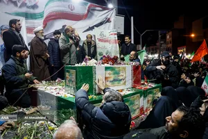 وداع با پیکرهای خانوادگی شهیدان شادکامی در چهارراه نظام&zwnj;آباد