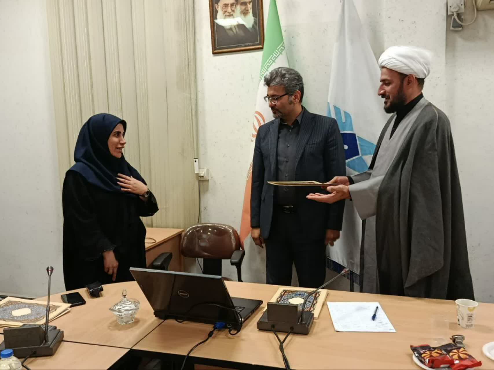 تجلیل از استادان نمونه دانشگاه آزاد اسلامی دزفول/ برترینهای حوزه فرهنگی مدارس سما معرفی شدند تجلیل از استادان نمونه دانشگاه آزاد اسلامی دزفول/ برترینهای حوزه فرهنگی مدارس سما معرفی شدند