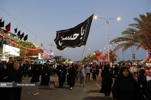پیاده روی زائرین اربعین حسینی به یاد رهبر شهید انقلاب