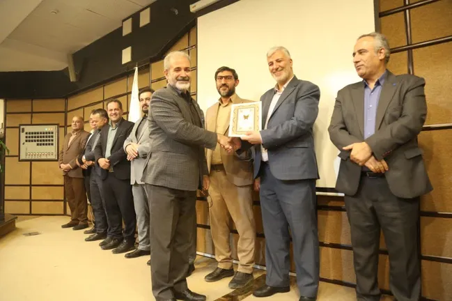 آیین تجلیل از کارمندان نمونه دانشگاه آزاد اسلامی واحد کرمانشاه برگزار شد