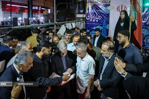 پرچم&zwnj;داری وزیر ارشاد در چهاراه ولیعصر(عج)