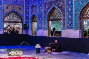 حضور مردم عزادار برای زیارت مزار مطهر رهبر شهید انقلاب در رواق دارالذکر