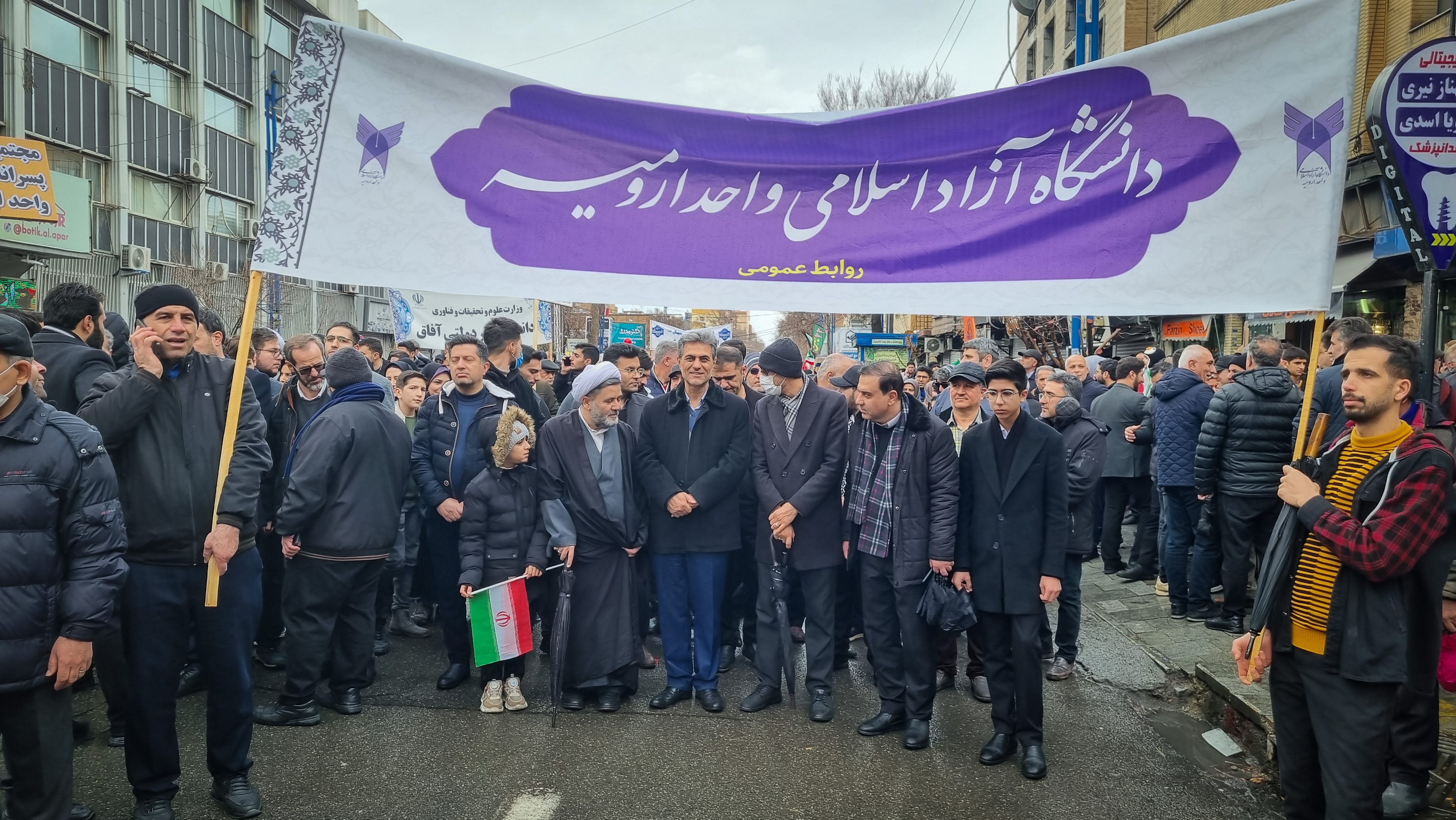 حضور حماسی دانشگاهیان آزاد ارومیه در راهپیمایی 22 بهمن؛ تجلی وفاداری به انقلاب و رهبری