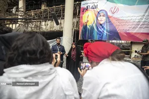 توضیحات سحر امامی مجری تلویزیون در خصوص حمله رژیم صهیونیستی به ساختمان شیشه ای صدا و سیما در بازدید خبرنگاران خارجی از آثار به&zwnj;جامانده از حمله موشکی رژیم صهیونیستی به ساختمان شیشه ای صدا و سیما که در تاریخ ۲۴ تیرماه صورت گرفت