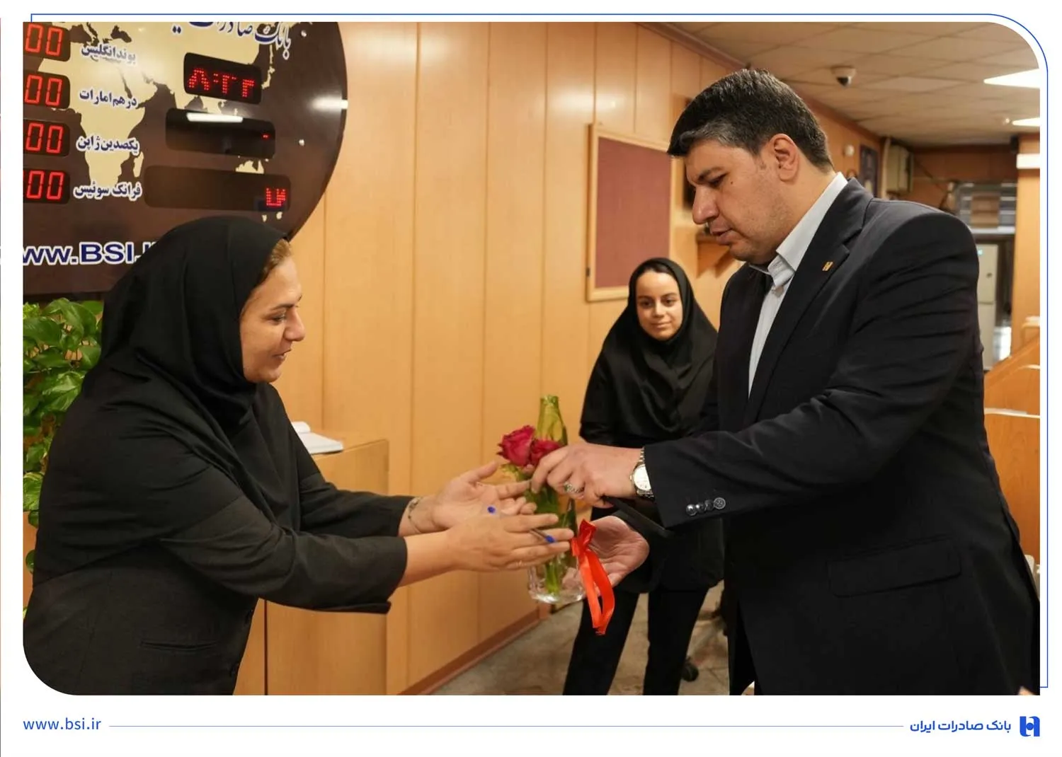 دیدار مدیرعامل بانک صادرات ایران با مشتریان/ بازدید افشین خانی از نقطه آغاز
