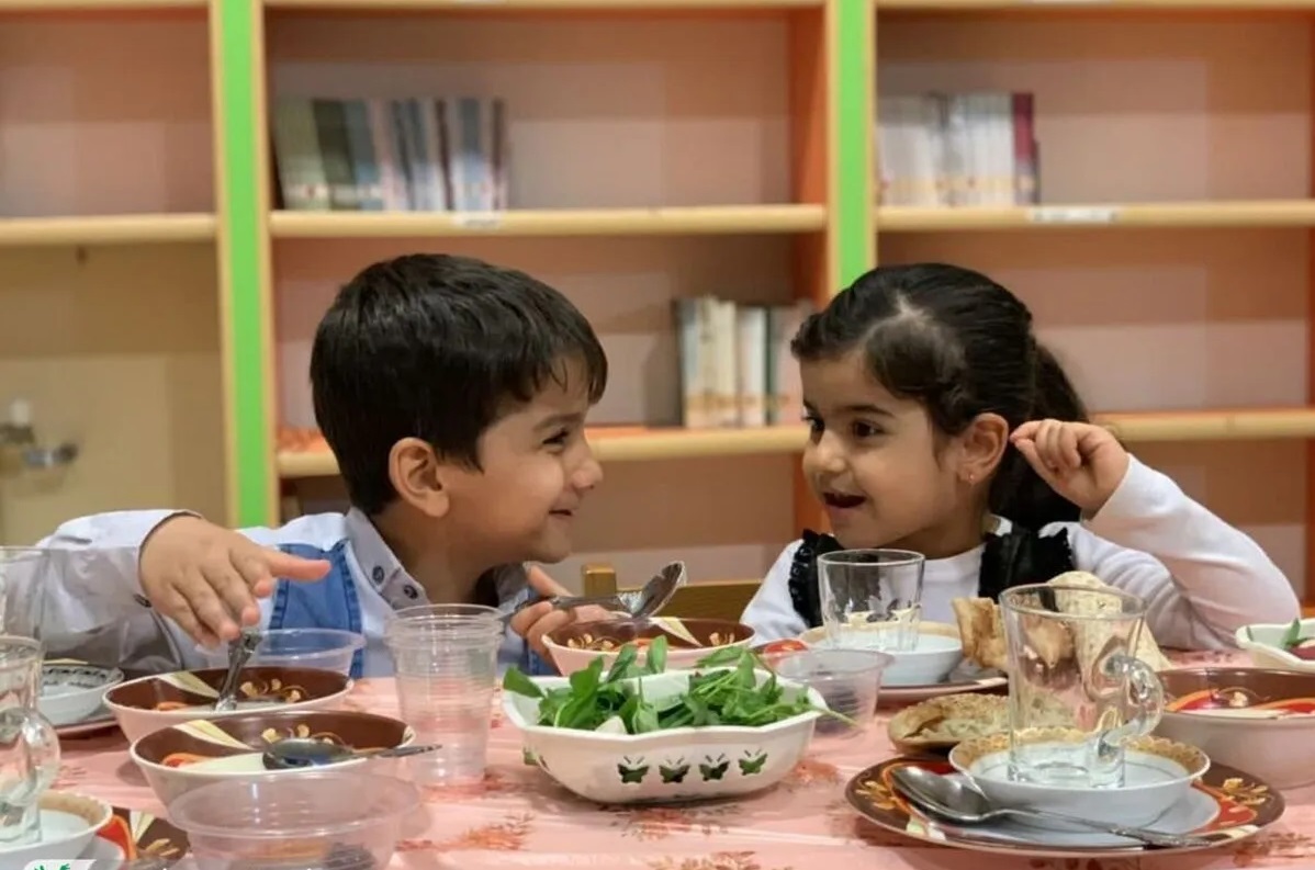 سفره افطار، بستری برای جامعه‌پذیری دینی فرزندان/ چگونه با کودکمان از روزه بگوییم؟