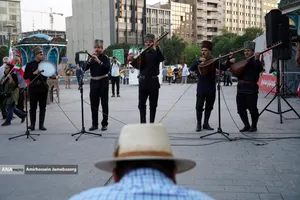 اجرای موسیقی آذری در میدان هفت تیر تهران