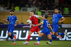 تیم&zwnj;های فوتبال استقلال و پرسپولیس امروز (چهارشنبه) در چارچوب هفته پنجم لیگ برتر به مصاف هم رفتند که این دیدار به تساوی یک - یک انجامید.