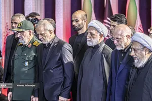 ادای احترام سران سه قوه ، مقامات و مسئولان به پیکر امام شهید 