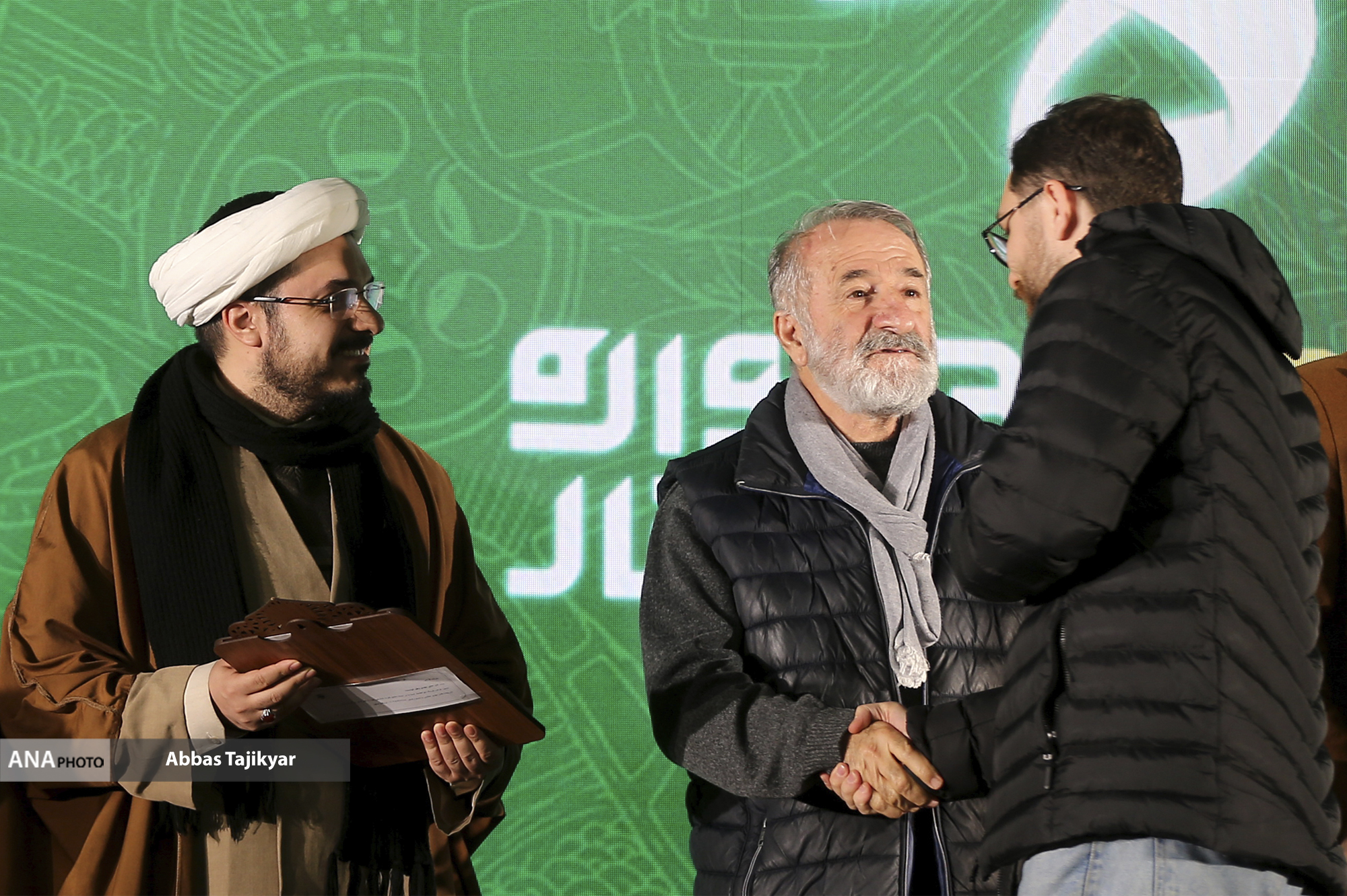 تقدیر از علیرضا دبیر در افتتاحیه شانزدهمین جشنواره فیلم عمار