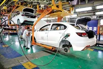 چرا کاهش تولید خودرو‌های داخلی ادامه دارد/ گروگان گیری تولید برای افزایش قیمت