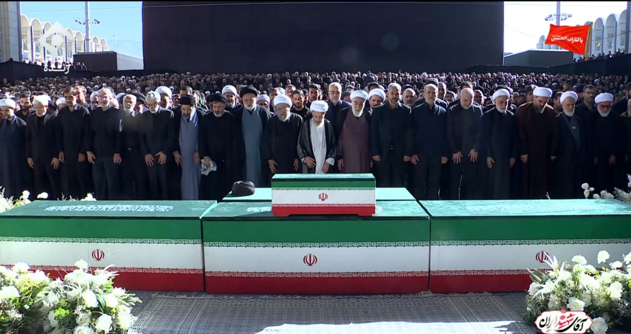 دومین روز وداع با رهبر شهید انقلاب/حضور مردم برای شرکت در آیین اقامه نماز بر پیکر مطهر+فیلم دومین روز وداع با رهبر شهید انقلاب/حضور مردم برای شرکت در آیین اقامه نماز بر پیکر مطهر+فیلم