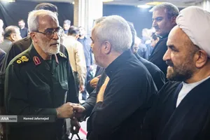  سرتیپ حسین نجات جانشین فرمانده قرارگاه ثارالله در مراسم گرامیداشت چهلمین روز درگذشت شهید سپهبد محمد باقری (محمد حسین افشردی) و همسر وی ( اشرف افشردی) و دختر این فرمانده عزیز (فرشته افشردی)