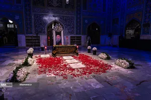 حضور مردم عزادار برای زیارت مزار مطهر رهبر شهید انقلاب در رواق دارالذکر