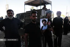 پیاده روی زائرین اربعین حسینی به یاد رهبر شهید انقلاب