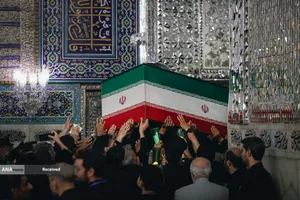 مراسم طواف پیکر رهبر شهید انقلاب بر گرد ضریح مطهر امام رضا(ع)
