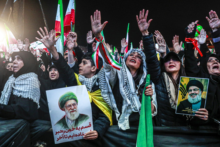 اجتماع به عشق وطن دسته پرچم داران ایران - میدان انقلاب تهران