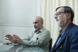  سیدمحمدرضا بهشتی فیلسوف و استاد فلسفه دانشگاه تهران و فرشاد مومنی اقتصاددان، استاد اقتصاد دانشگاه علامه طباطبایی و رئیس مؤسسه دین و اقتصاد در نشست خبری دومین جایزه استاد عالی نسب