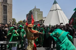 آیین خیمه سوزان عاشورا در چهارراه گلوبندک تهران
