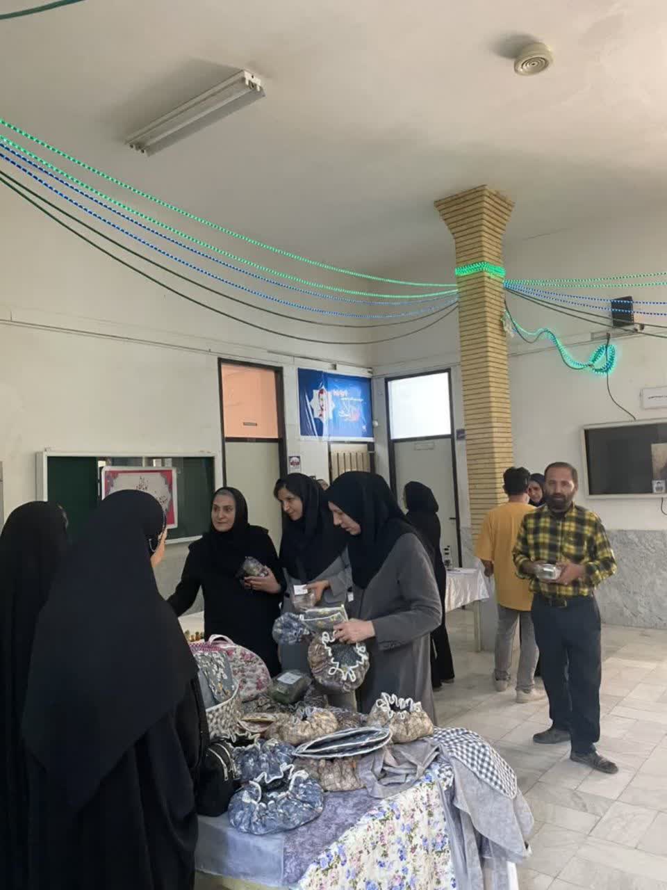 برپایی نمایشگاه صنایع خلّاق و بازارچه دانشجویی در دانشگاه آزاد اسلامی شهرکرد
