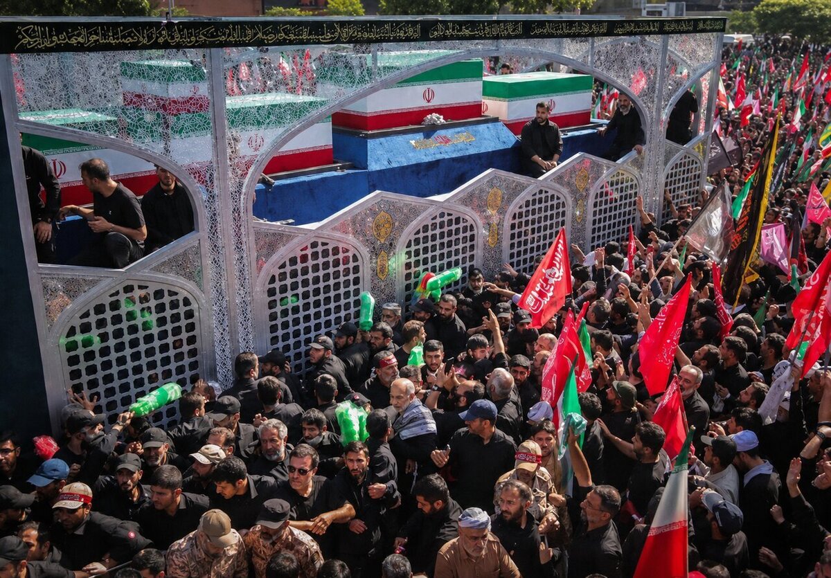 ثبت تاریخی خداحافظی امت استوار ایران از رهبر شهید/ خادم حضرت خورشید به آغوش حرم باز آمد