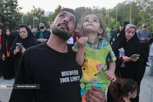 اهتزاز بزرگترین پرچم علوی بر فراز تهران