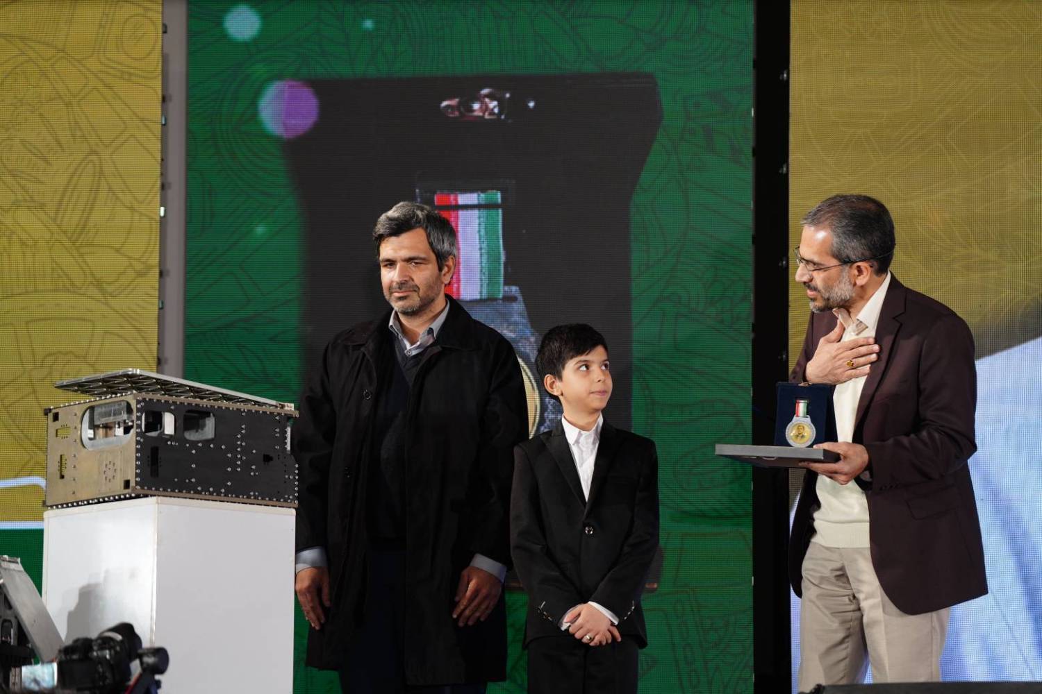 شانزدهمین جشنواره فیلم عمار در ایستگاه پایانی/ دستکش ننه‌عصمت به بهروز افخمی رسید