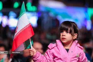 رونمایی از مجسمه &laquo;زانو زنندگان برابر ایران&raquo; در میدان انقلاب اسلامی