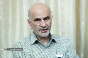 فرشاد مومنی اقتصاددان، استاد اقتصاد دانشگاه علامه طباطبایی و رئیس مؤسسه دین و اقتصاد در نشست خبری دومین جایزه استاد عالی نسب