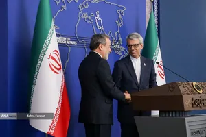 حضور سیدعباس عراقچی وزیر امورخارجه بمناسبت روز خبرنگار در جلسه هفتگی سخنگوی وزارت خارجه