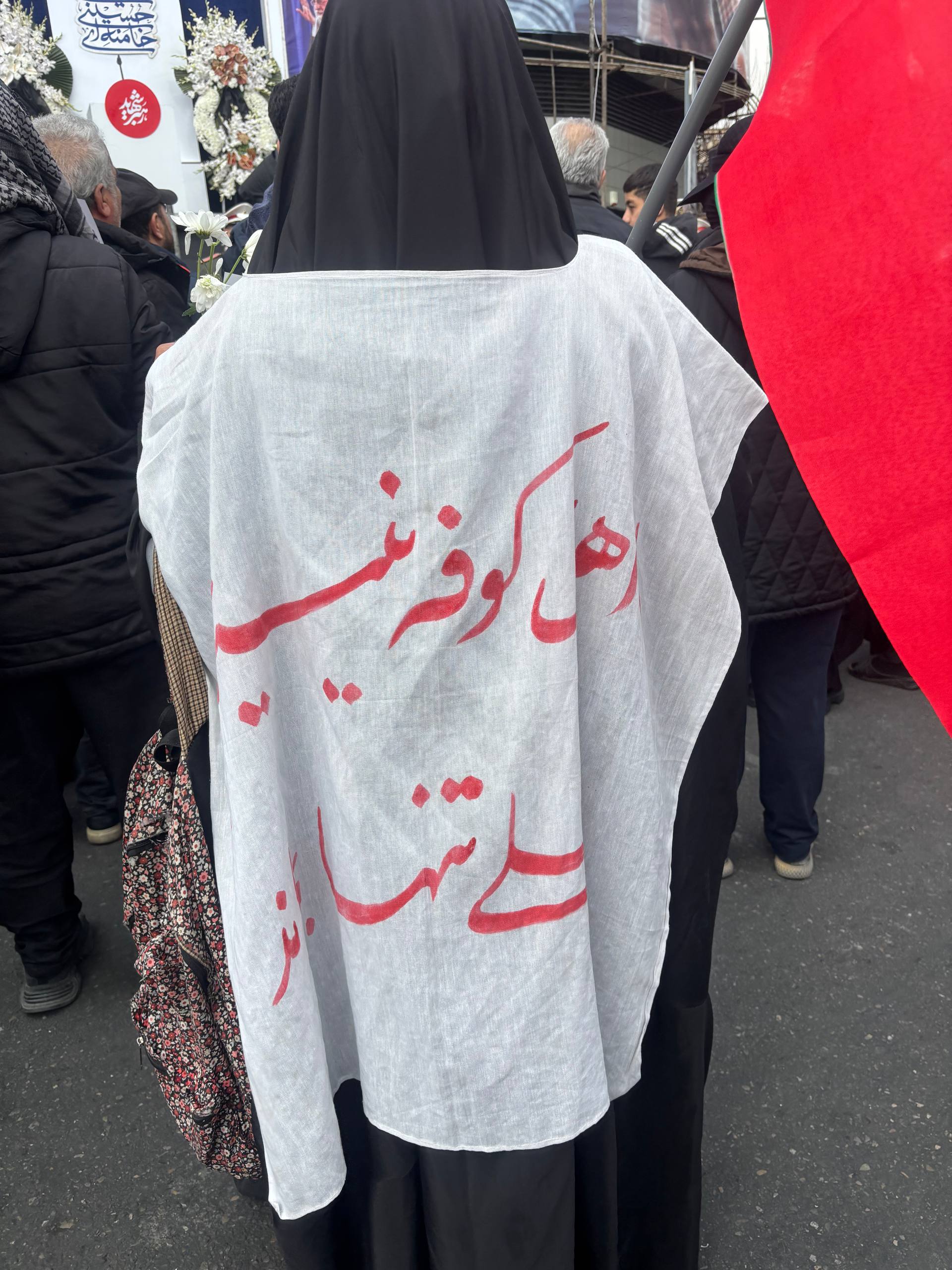 مردم از ساعاتی قبل از تشییع پیکر شهدای فرمانده‌ به خیابان‌ها آمدند