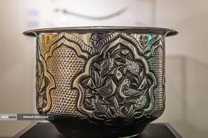 گلدان فوق ضریح مطهر قلم کاری شده دارای روکش نقره با نقش گل و مرغ در نمایشگاه آثار منتخب گنجینه آستان قدس رضوی