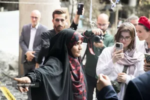 توضیحات سحر امامی مجری تلویزیون در خصوص حمله رژیم صهیونیستی به ساختمان شیشه ای صدا و سیما در بازدید خبرنگاران خارجی از آثار به&zwnj;جامانده از حمله موشکی رژیم صهیونیستی به ساختمان شیشه ای صدا و سیما که در تاریخ ۲۴ تیرماه صورت گرفت