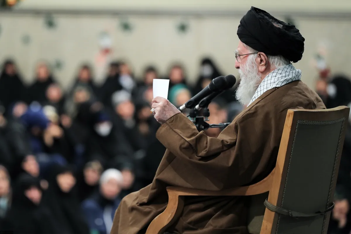 تقابل دو جهان‌بینی درباره زن | نگاه رهبر انقلاب به تضاد «تمدن اسلامی» و «سرمایه‌داری غربی»