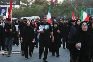 حرکت مردم عزادار بسمت مصلی تهران برای وداع با رهبر شهید انقلاب