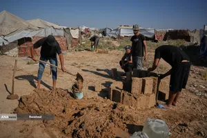 فلسطینی&zwnj;ها ویرانه&zwnj;های غزه را با آجرهای گلی و ضایعات بازسازی می&zwnj;کنند