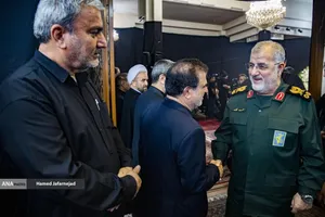 سرلشکر محمد پاک پور فرمانده کل سپاه پاسداران در مراسم گرامیداشت چهلمین روز درگذشت شهید سپهبد محمد باقری (محمد حسین افشردی) و همسر وی ( اشرف افشردی) و دختر این فرمانده عزیز (فرشته افشردی)