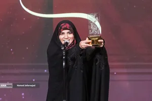 اهدای سیمرغ بلورین به سحر امامی مجری تلویزیون به پاس اقدام شجاعانه مجری خبر صداوسیما در حمله رژیم صهیونیستی به ساختمان شیشه ای صدا و سیما در مراسم بزرگداشت شهدای رسانه در نبرد با رژیم صهیونیستی