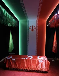 پرچم مقدس حرم حسینی روی پیکر مطهر رهبر شهید؛ قابی ماندگار از وداع عاشورایی
