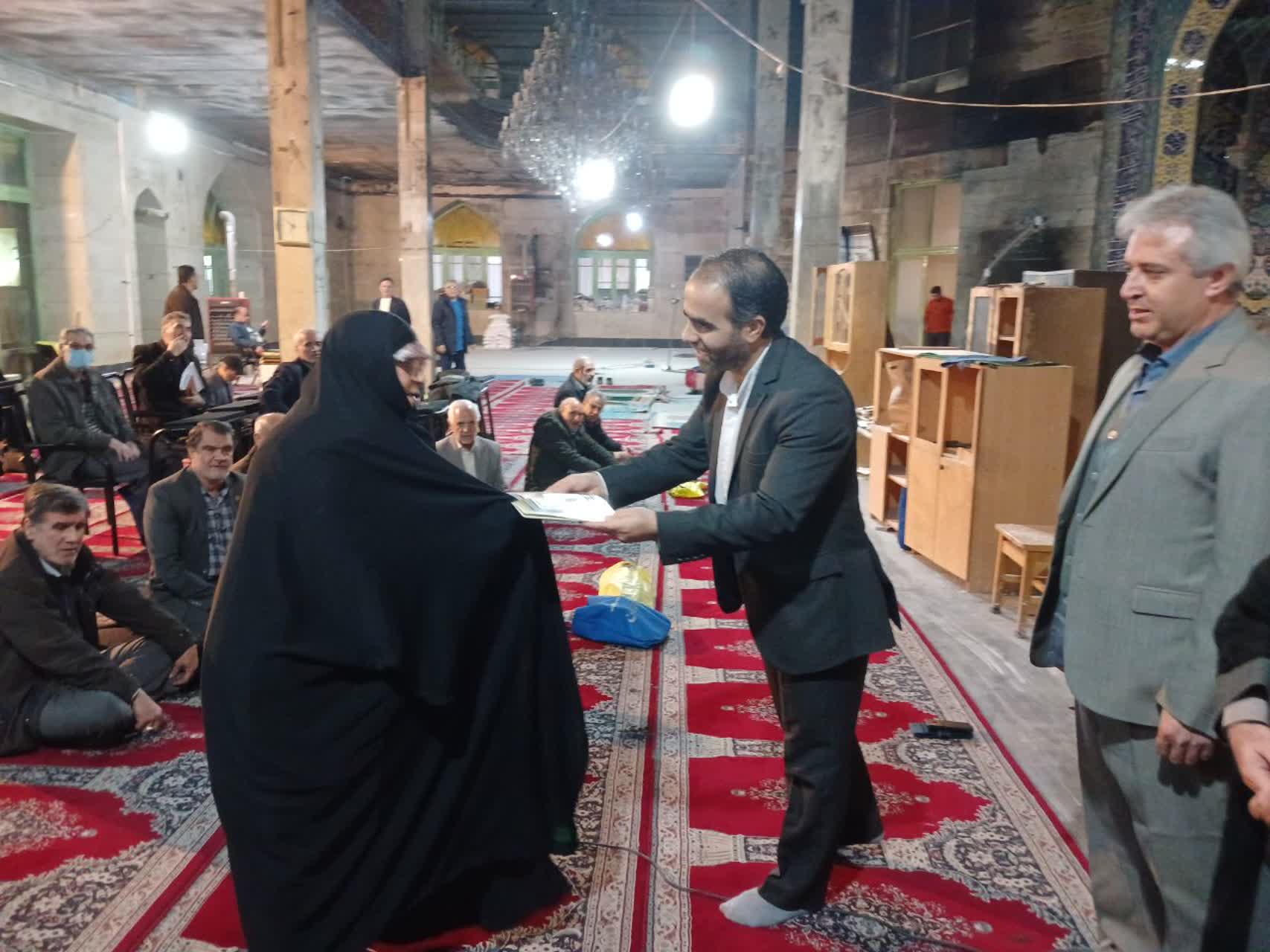 اهدای 30 جلد قرآن به مسجد مهدویه کرج توسط دانشگاه آزاد کرج