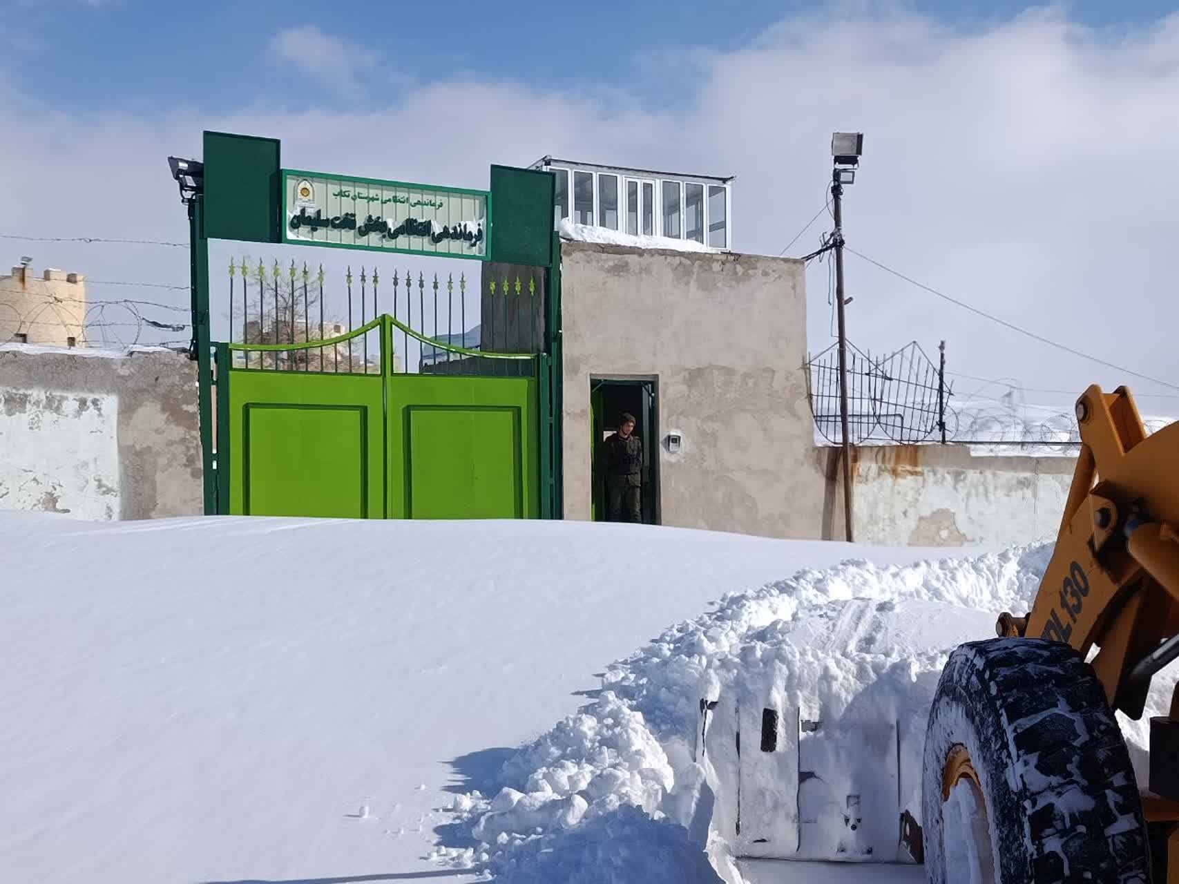 تخت سلیمان در محاصره برف سنگین/ زمستانی تماشایی با بیش از نیم‌متر برف