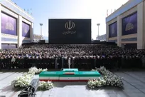 مراسم اقامه نماز بر پیکر مطهر امام مجاهد شهید حضرت آیت‌الله العظمی سیدعلی خامنه‌ای و شهدای خانواده ایشان